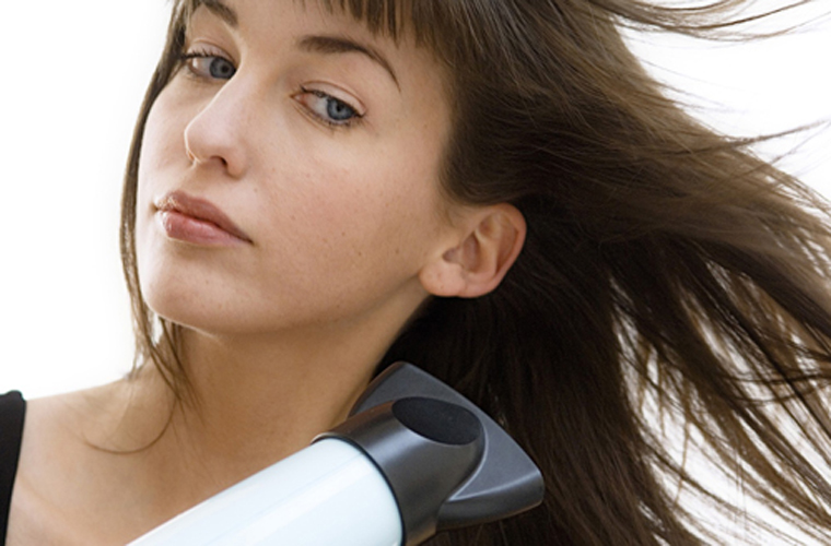 Giữ máy sấy tóc gần tóc khiến tóc dễ khô xơ và hư tổn