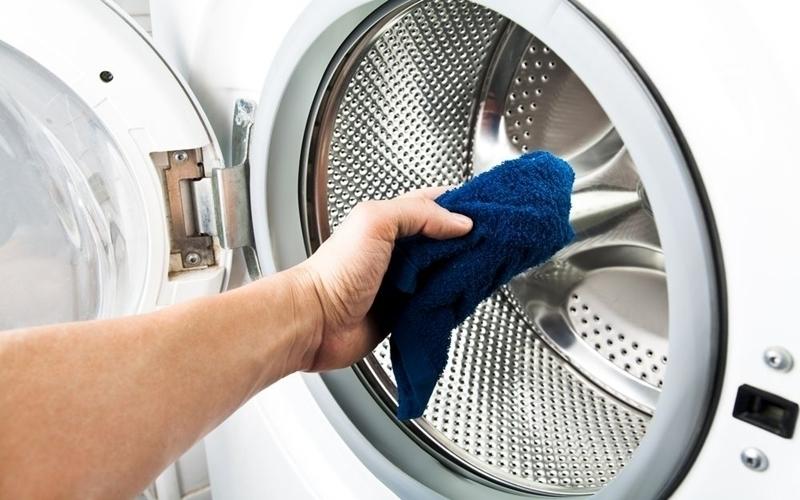 Làm sạch cặn bẩn trong máy giặt thường xuyên