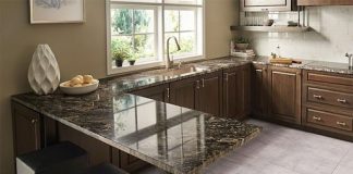 Đá Granite được nhiều gia đình lựa chọn để ốp bàn bếp